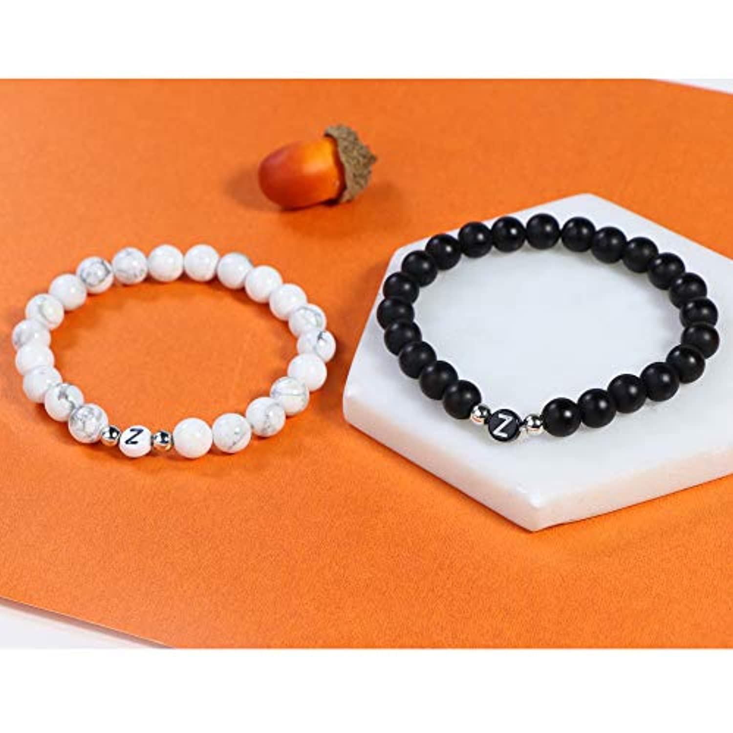 FIBO STEEL - Juego de 2 pulseras de cuentas iniciales para hombres y mujeres, pareja personalizada, novios, novias, regalos y pulseras elásticas
