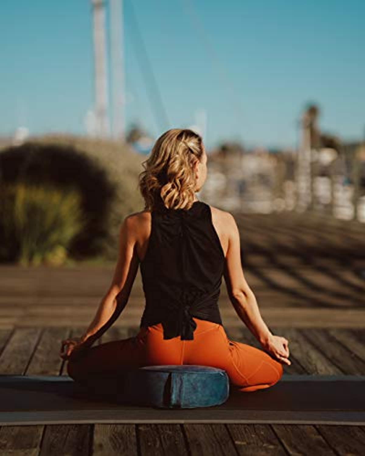 Cojín de meditación MV Joie Zafu relleno con cascos de trigo sarraceno y paquetes de carbón | Almohada de yoga en terciopelo suave/gamuza; diseño de bordado, bolsa de lavanda y bolsa de algodón antipolvo.