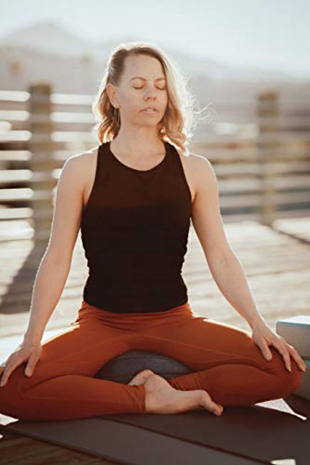 Cojín de meditación MV Joie Zafu relleno con cascos de trigo sarraceno y paquetes de carbón | Almohada de yoga en terciopelo suave/gamuza; diseño de bordado, bolsa de lavanda y bolsa de algodón antipolvo.