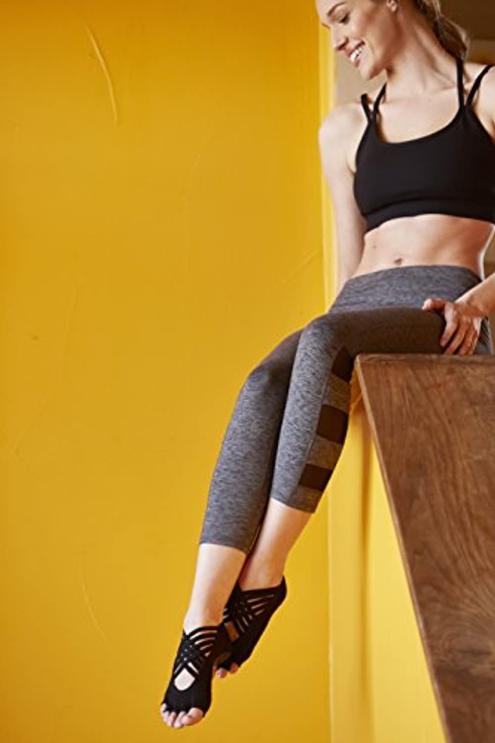 Gaiam - Calcetines de yoga para estudio premium antideslizante para mujer y hombre