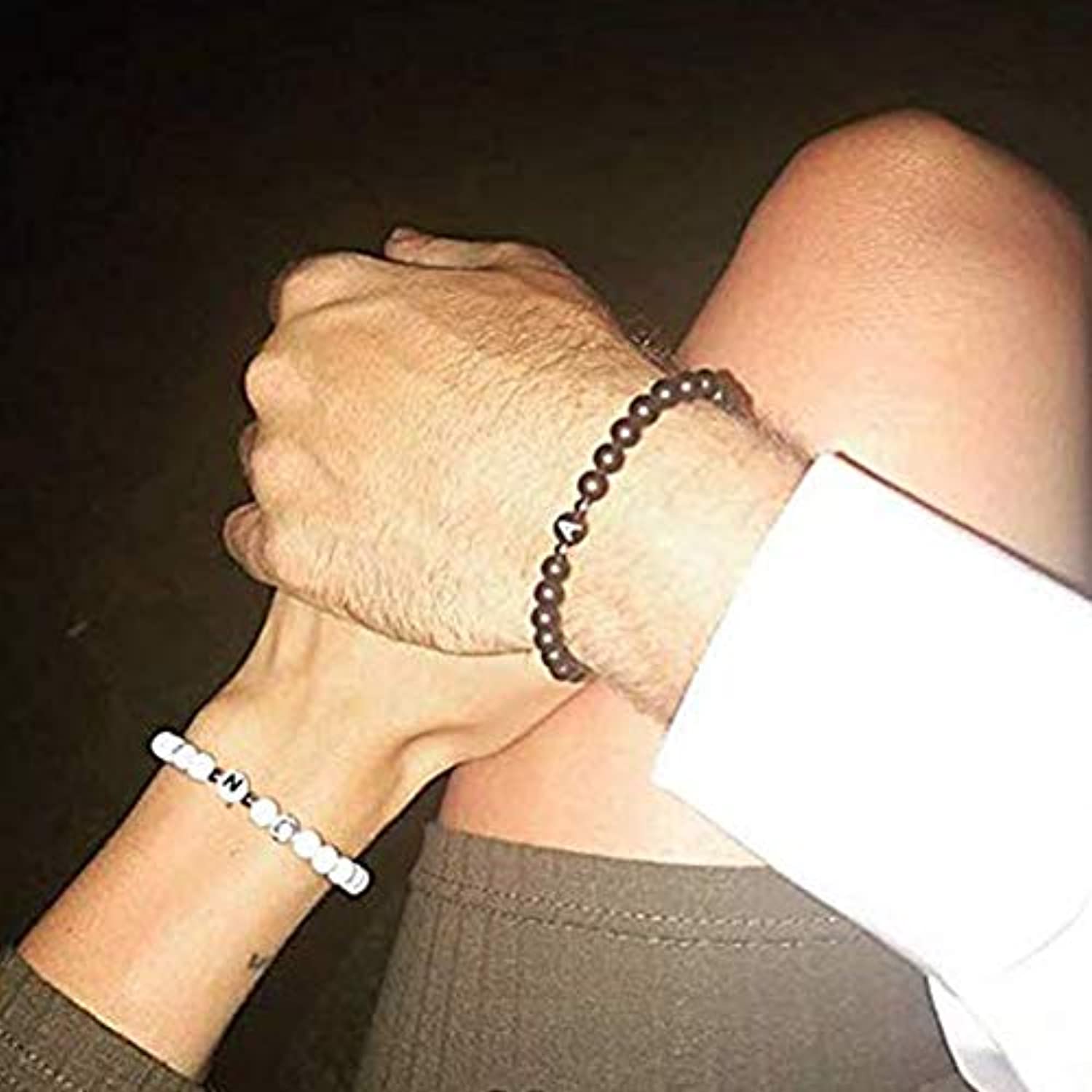 FIBO STEEL - Juego de 2 pulseras de cuentas iniciales para hombres y mujeres, pareja personalizada, novios, novias, regalos y pulseras elásticas