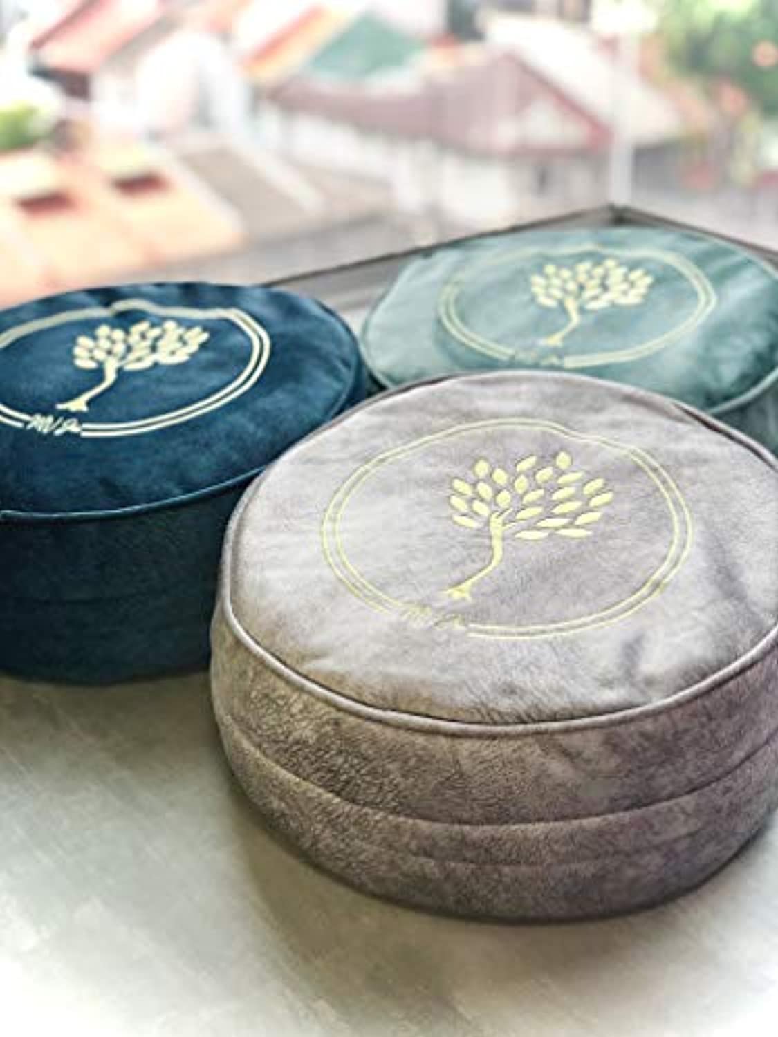 Cojín de meditación MV Joie Zafu relleno con cascos de trigo sarraceno y paquetes de carbón | Almohada de yoga en terciopelo suave/gamuza; diseño de bordado, bolsa de lavanda y bolsa de algodón antipolvo.