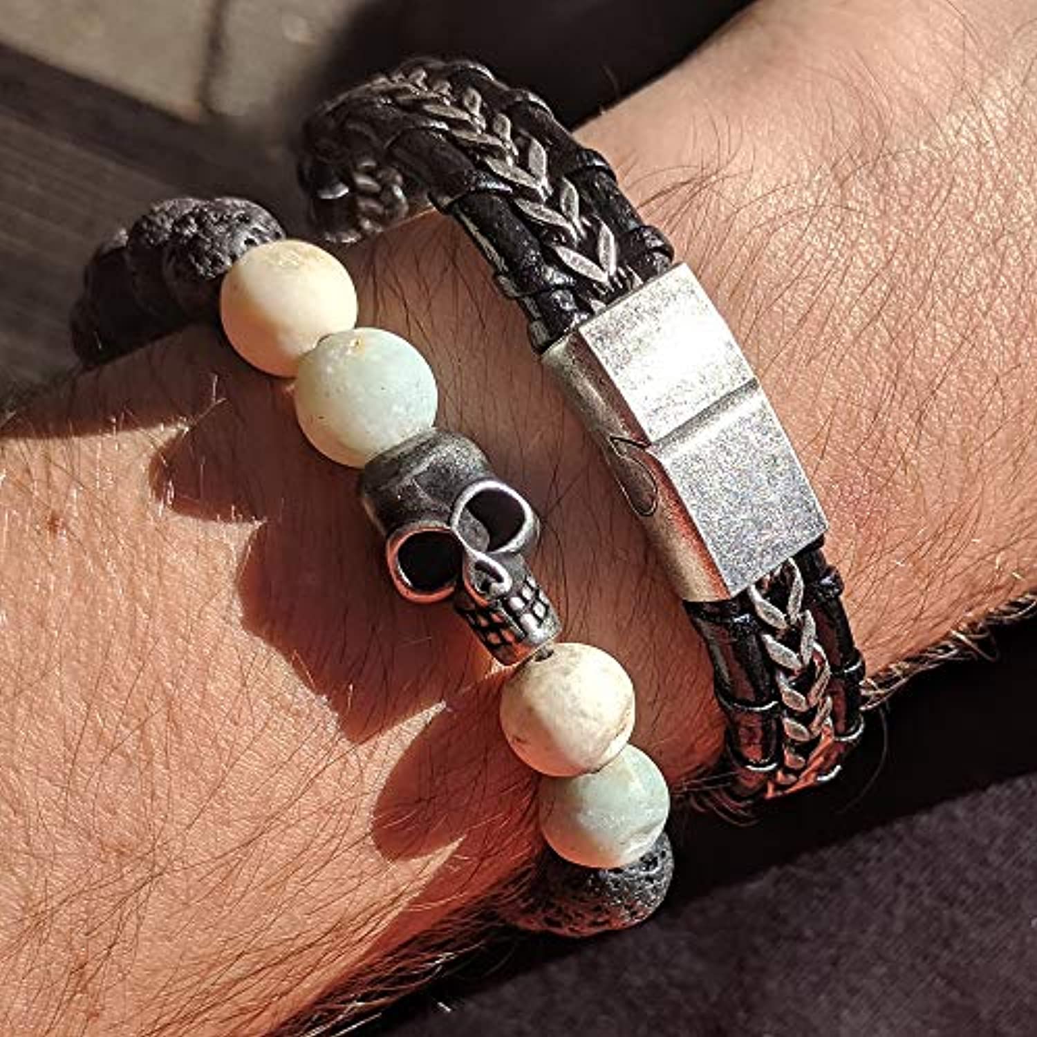 Pulsera de acero oxidado, dos tonos, cabeza de calavera en lava y cuentas de Amazon y pulsera de cuero negro para hombre (dos brazaletes)