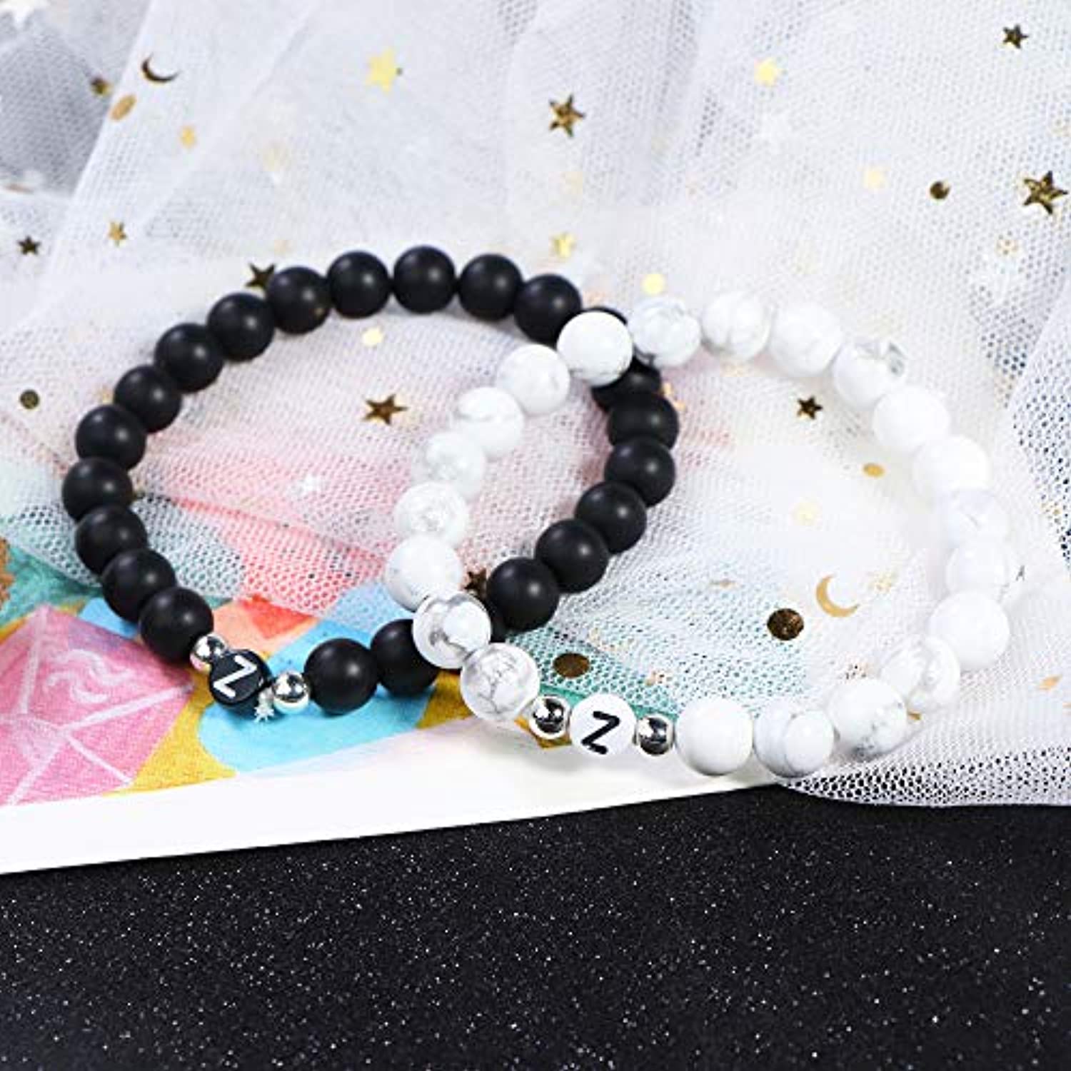 FIBO STEEL - Juego de 2 pulseras de cuentas iniciales para hombres y mujeres, pareja personalizada, novios, novias, regalos y pulseras elásticas