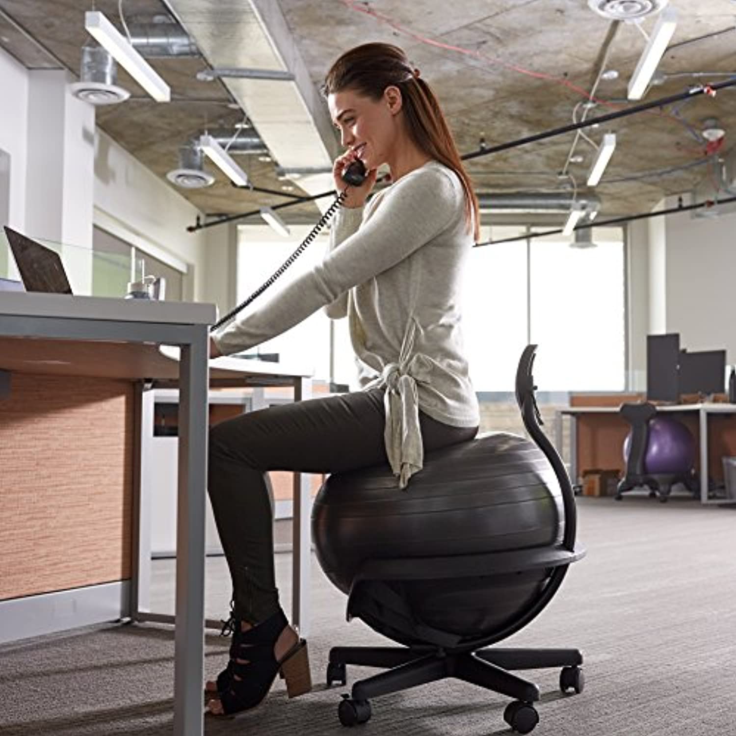 Gaiam Ultimate Balance Ball Chair – Premium ejercicio estabilidad Yoga Ball silla ergonómica para el hogar y el escritorio de oficina – 20.5 in bola anti-ráfaga, bomba de aire, guía de ejercicios