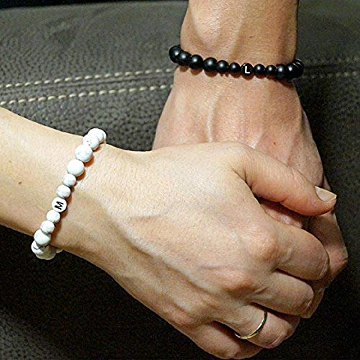 FIBO STEEL - Juego de 2 pulseras de cuentas iniciales para hombres y mujeres, pareja personalizada, novios, novias, regalos y pulseras elásticas