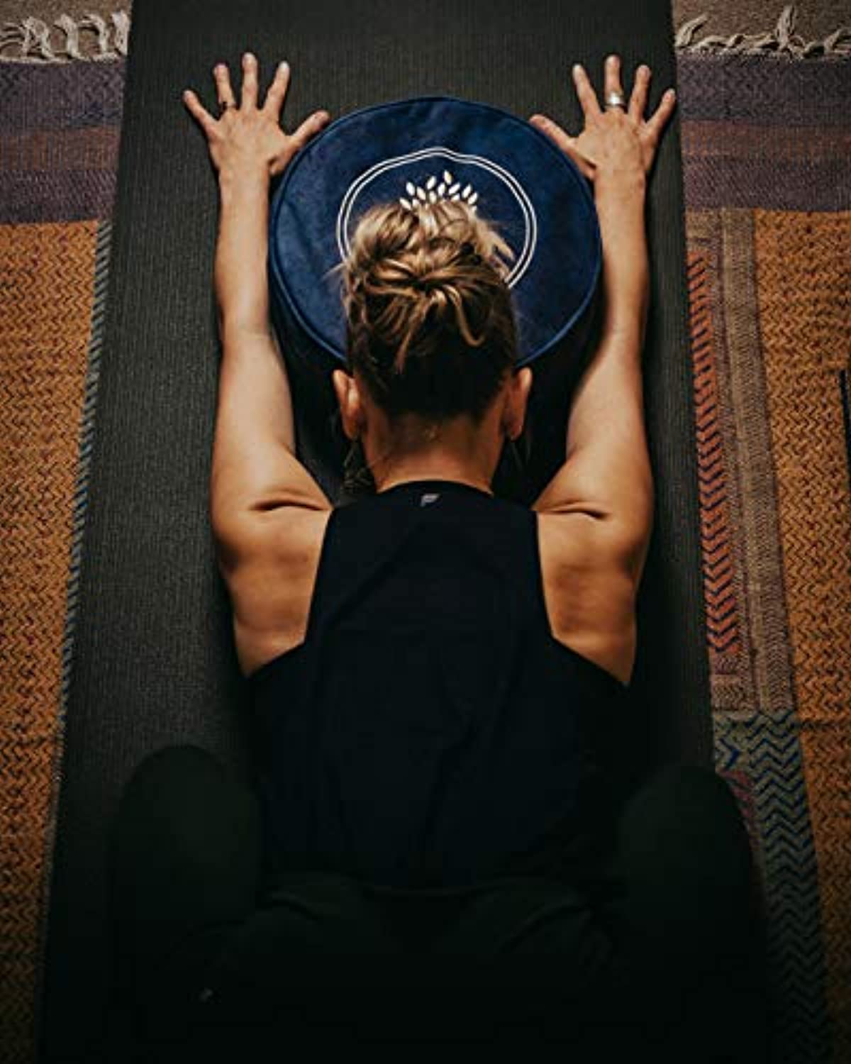Cojín de meditación MV Joie Zafu relleno con cascos de trigo sarraceno y paquetes de carbón | Almohada de yoga en terciopelo suave/gamuza; diseño de bordado, bolsa de lavanda y bolsa de algodón antipolvo.