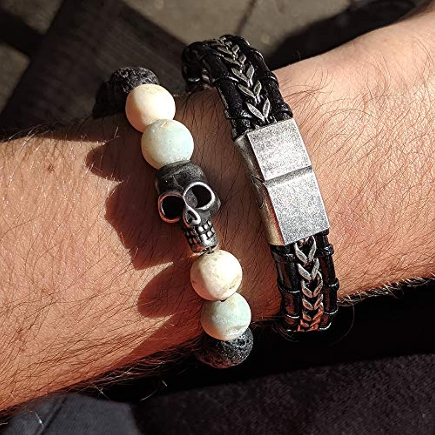 Pulsera de acero oxidado, dos tonos, cabeza de calavera en lava y cuentas de Amazon y pulsera de cuero negro para hombre (dos brazaletes)