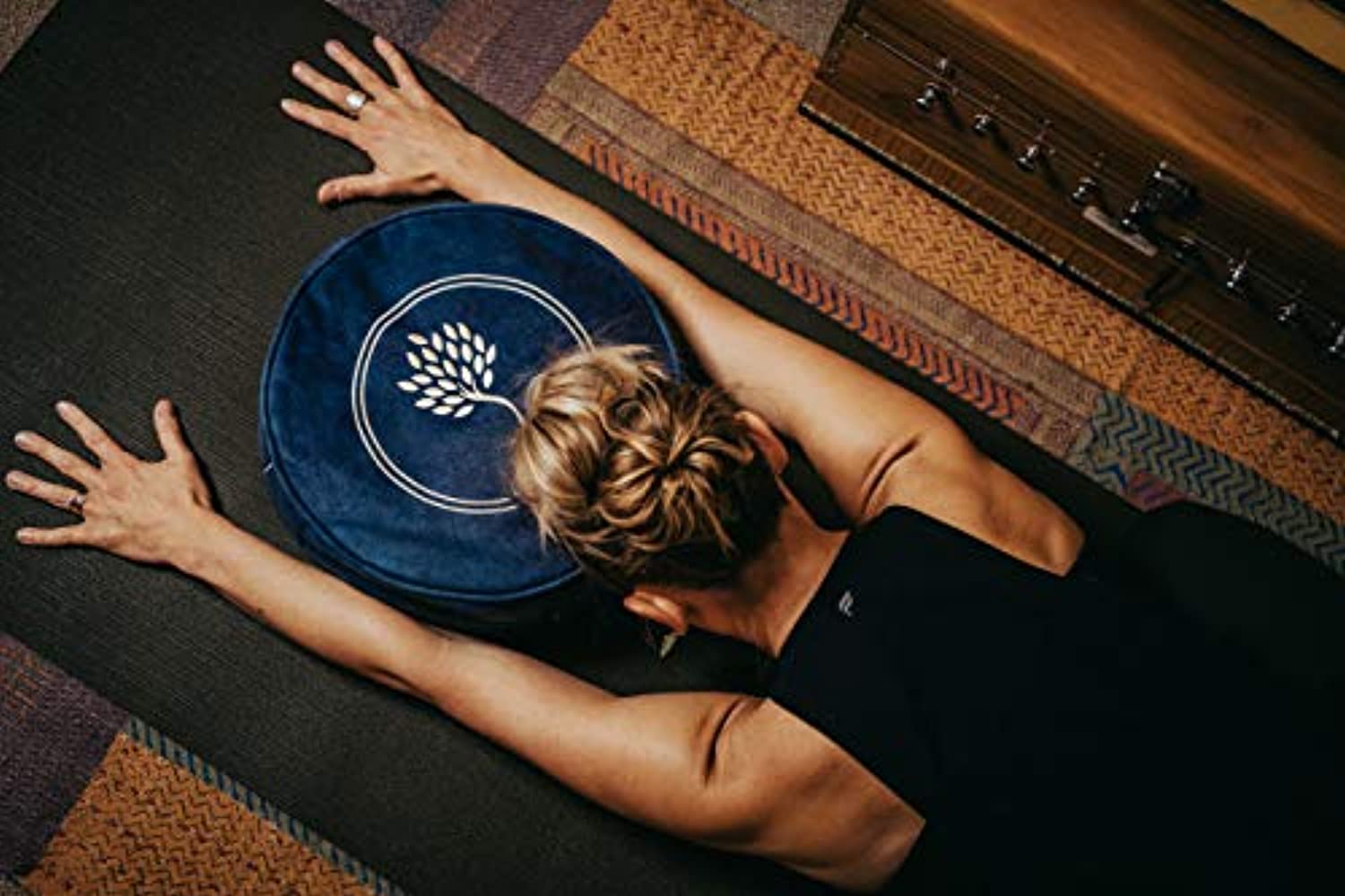 Cojín de meditación MV Joie Zafu relleno con cascos de trigo sarraceno y paquetes de carbón | Almohada de yoga en terciopelo suave/gamuza; diseño de bordado, bolsa de lavanda y bolsa de algodón antipolvo.