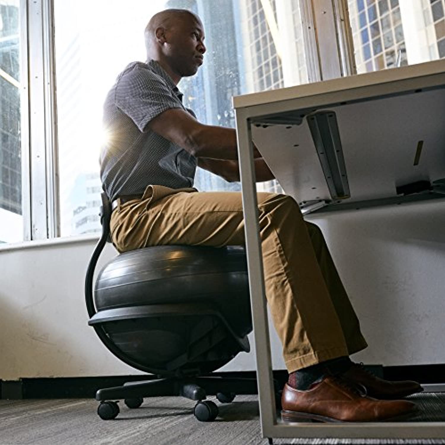 Gaiam Ultimate Balance Ball Chair – Premium ejercicio estabilidad Yoga Ball silla ergonómica para el hogar y el escritorio de oficina – 20.5 in bola anti-ráfaga, bomba de aire, guía de ejercicios