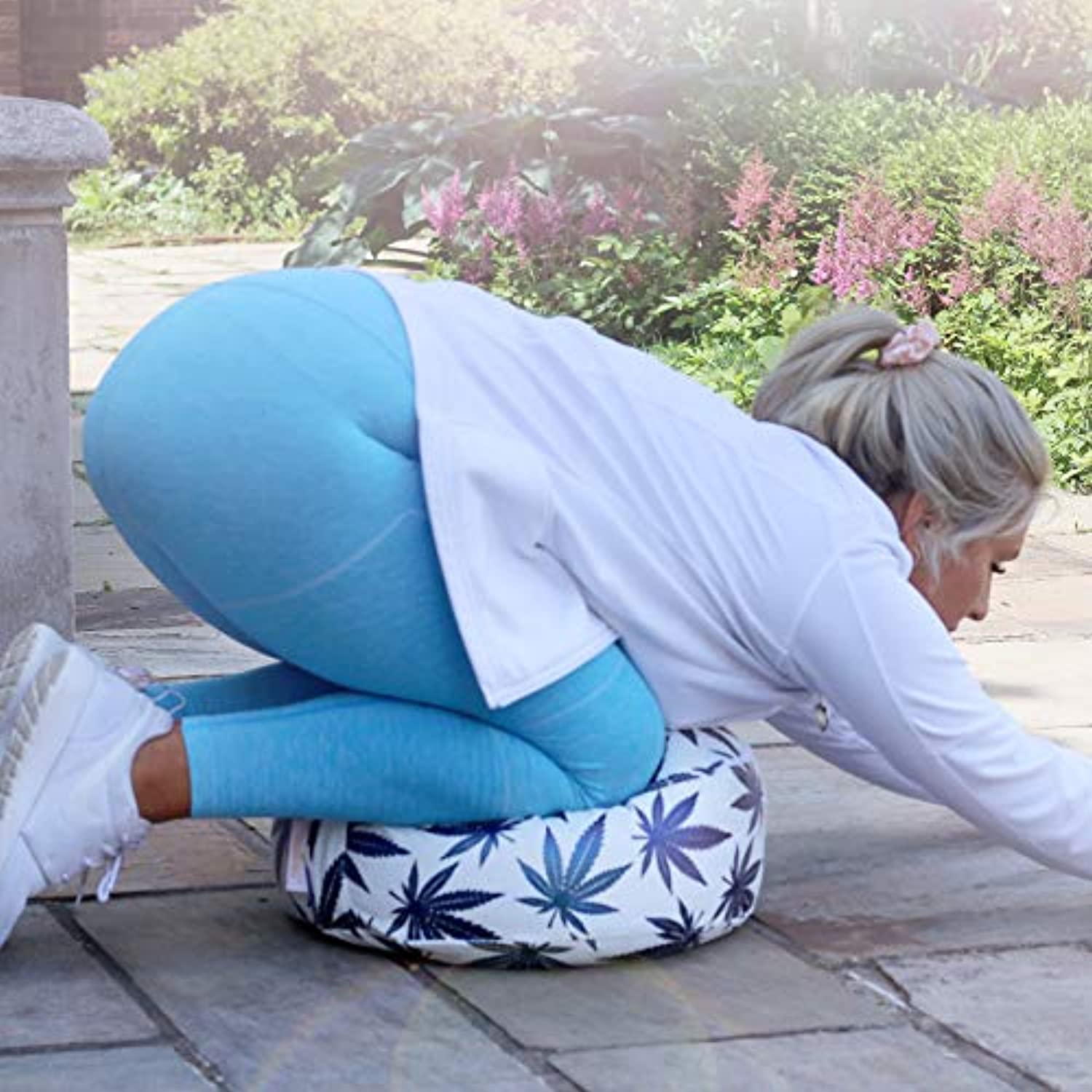 Existentials - Cojín de meditación de trigo sarraceno con máscara para los ojos, collar de mala y libro electrónico – Mejora la postura y nunca más sufre de las extremidades del número | Uso como un cojín de yoga Zafu | Talla única grande para todos...