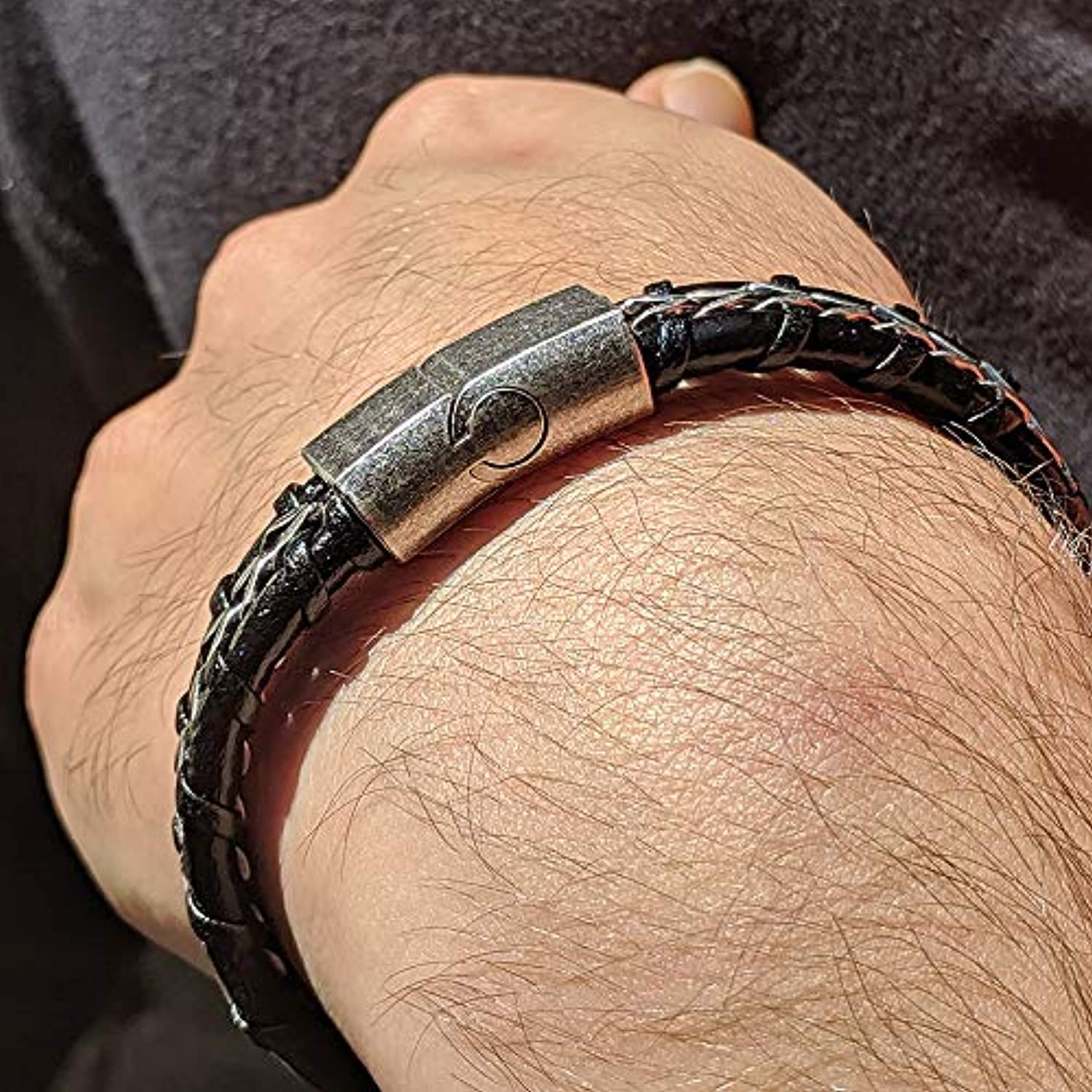 Pulsera de acero oxidado, dos tonos, cabeza de calavera en lava y cuentas de Amazon y pulsera de cuero negro para hombre (dos brazaletes)