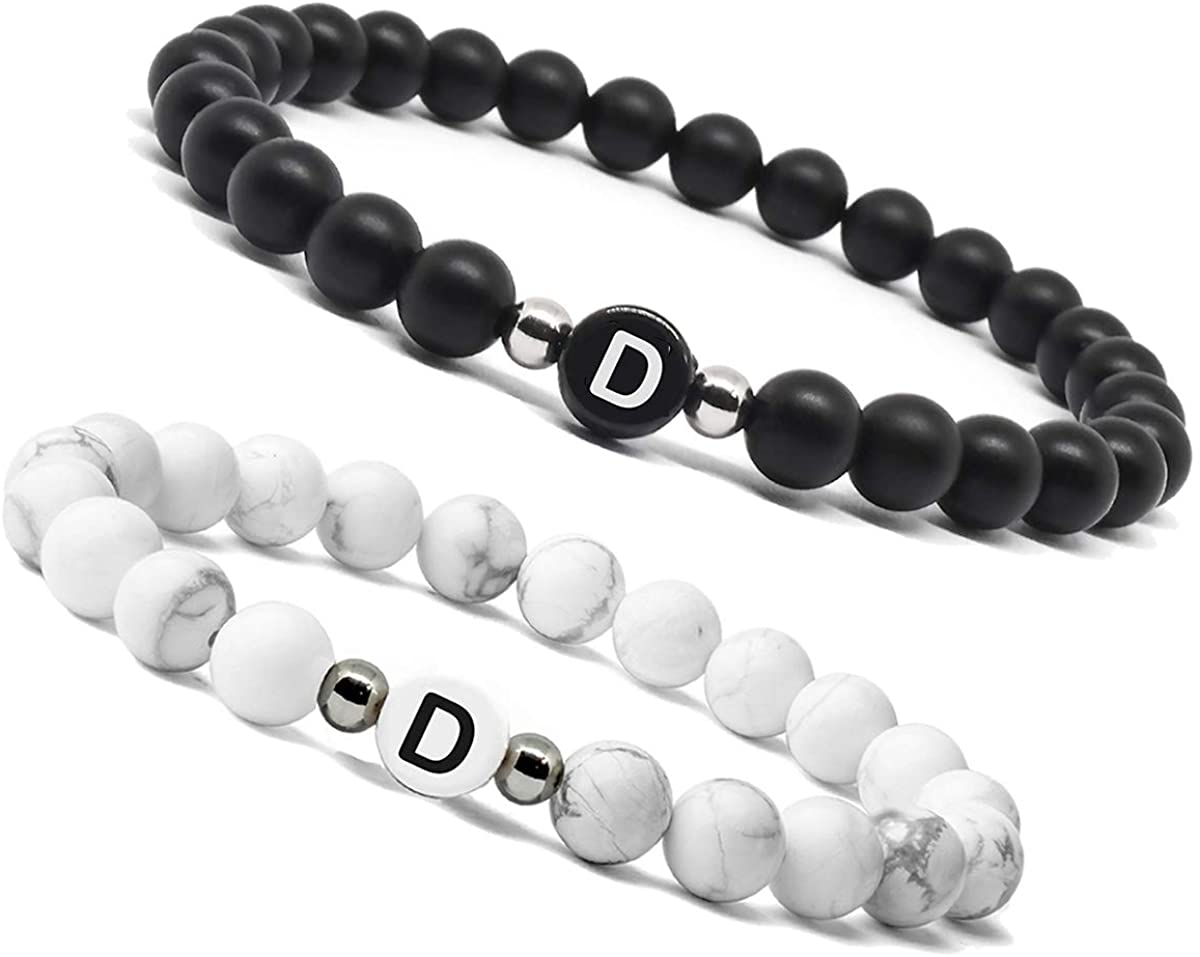 FIBO STEEL - Juego de 2 pulseras de cuentas iniciales para hombres y mujeres, pareja personalizada, novios, novias, regalos y pulseras elásticas