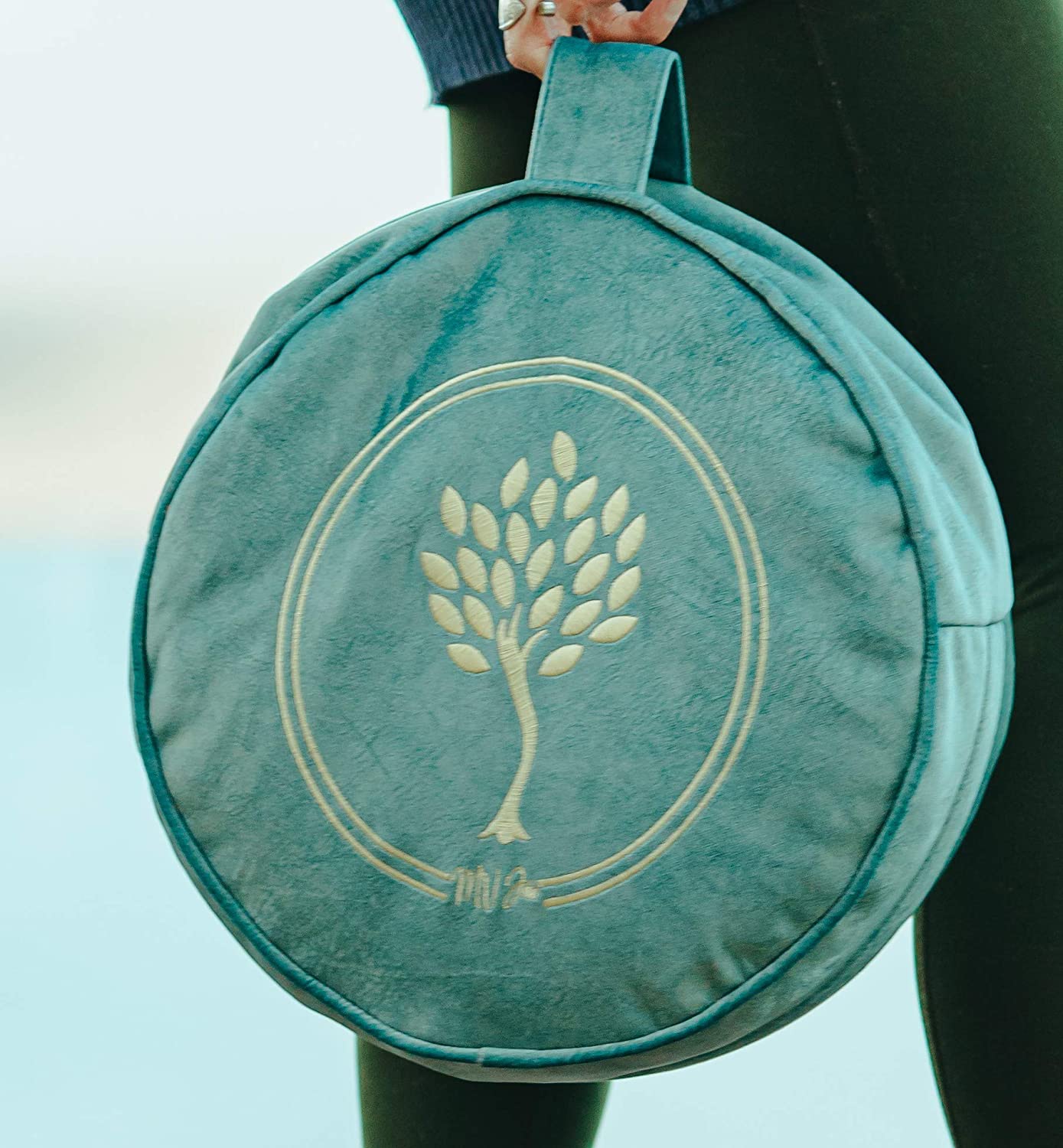 Cojín de meditación MV Joie Zafu relleno con cascos de trigo sarraceno y paquetes de carbón | Almohada de yoga en terciopelo suave/gamuza; diseño de bordado, bolsa de lavanda y bolsa de algodón antipolvo.