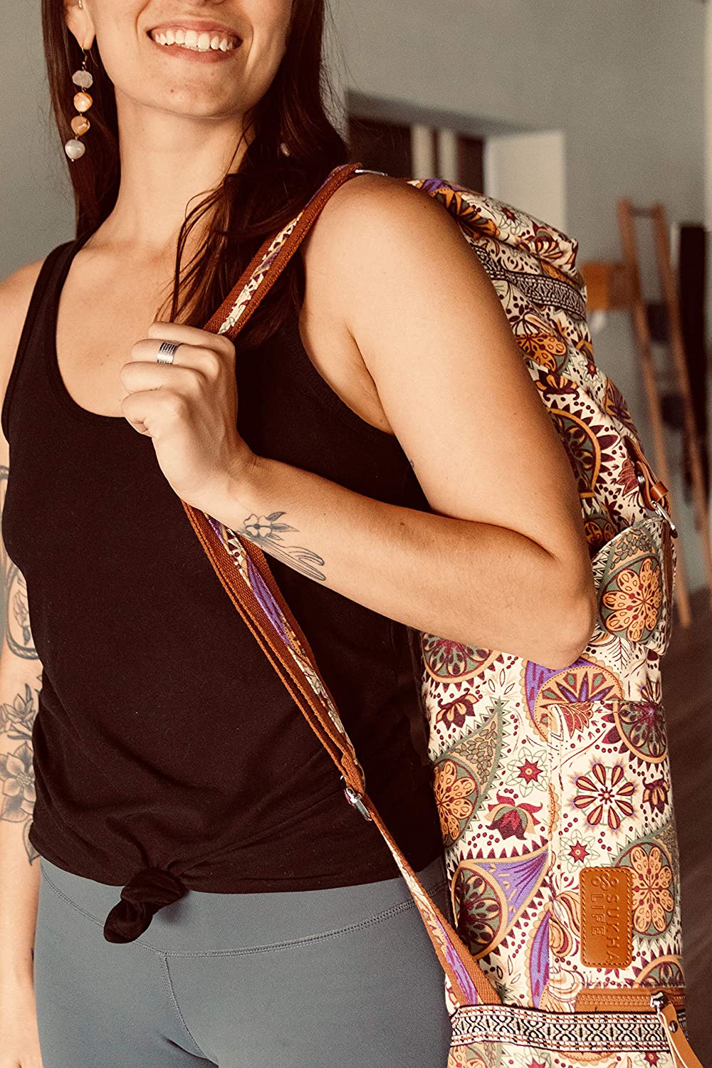 SukhaMat - bolsa de transporte con cierre completo para alfombrilla de yoga con 3 bolsillos de almacenamiento, 2 entradas de ventilación y correa para hombro ajustable, resistente, apta para lavadora, se ajusta a la mayoría tamaños de alfombrillas de yoga